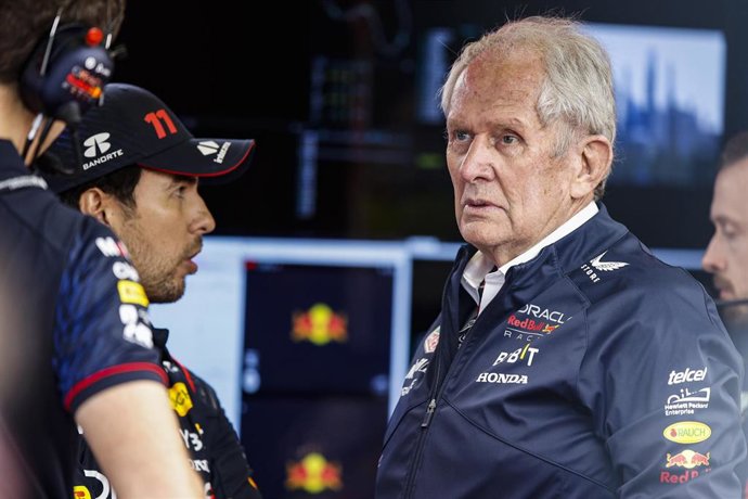 Archivo - El asesor de Red Bull Helmut Marko habla con el piloto mexicano Sergio Pérez (Red Bull). 