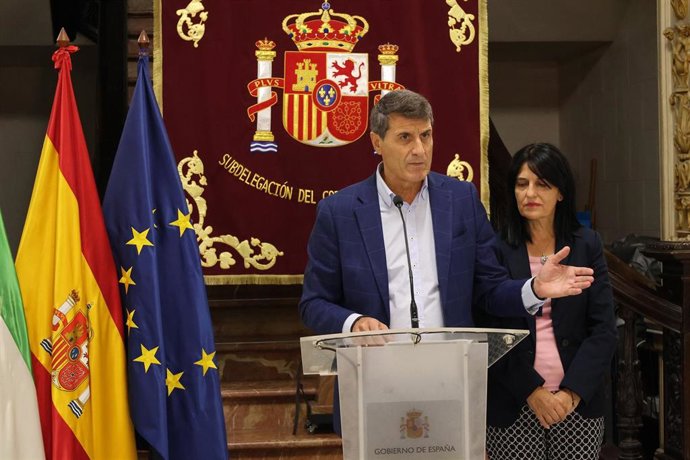 Pedro Fernández comparece ante los medios en presencia de la subdelegada del Gobierno en Granada, Inmaculada López Calahorro
