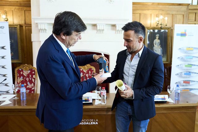 El rector Magnífico de la UIMP, Carlos Andradas(i), entrega el Premio de Cinematografía de la Universidad Internacional Menéndez Pelayo (UIMP), al director de cine Alejandro Amenábar  (d), en el Palacio de la Magdalena, a 5 de septiembre de 2023, en Santa