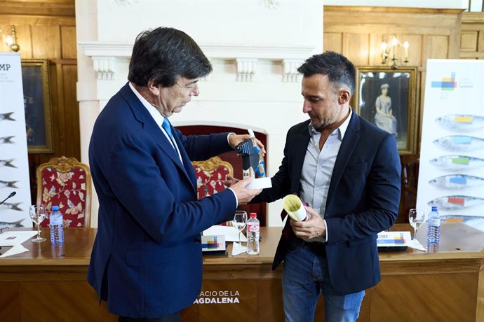 El rector Magnífico de la UIMP, Carlos Andradas(i), entrega el Premio de Cinematografía de la Universidad Internacional Menéndez Pelayo (UIMP), al director de cine Alejandro Amenábar  (d), en el Palacio de la Magdalena, a 5 de septiembre de 2023, en San