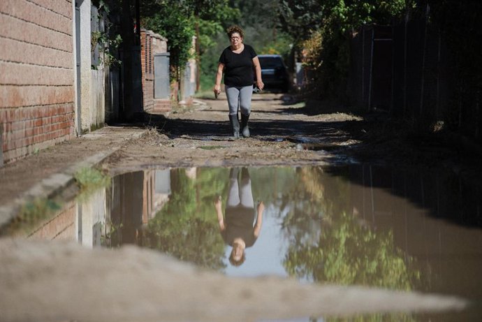 Una persona en una de las zonas afectadas por las inundaciones provocadas por la DANA