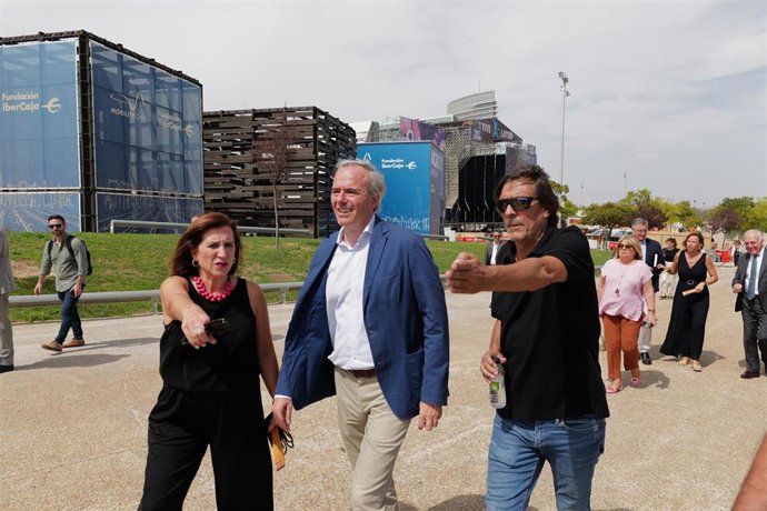 El presidente del Gobierno de Aragón,  Jorge Azcón, con la consejera municipal de Cultura, Sara Fernández.