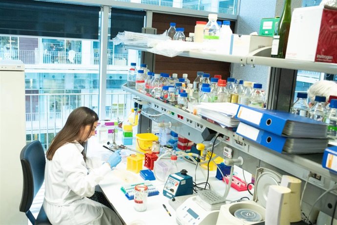 Archivo - Una mujer científica en imagen de archivo. 