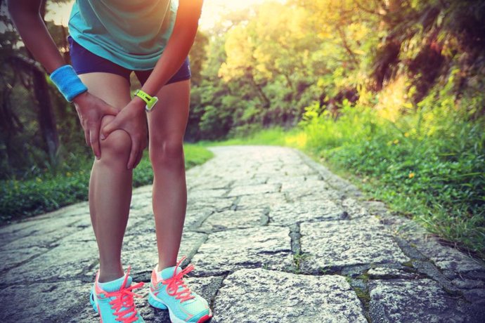 Archivo - Mujer deportista lesionada.