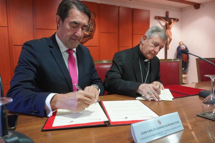 El consejero Suárez-Quiñones (i) y el obispo de Salamanca, José Luis Retana (d), en la firma del convenio