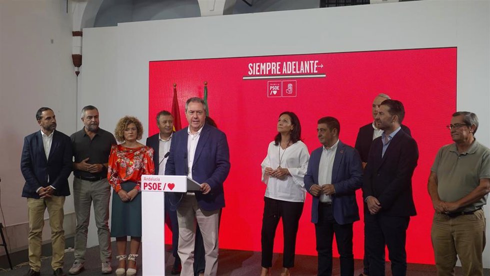 Reunión del secretario general del PSOE-A, Juan Espadas, con los secretarios provinciales del PSOE-A en la sede regional del partido en Sevilla.