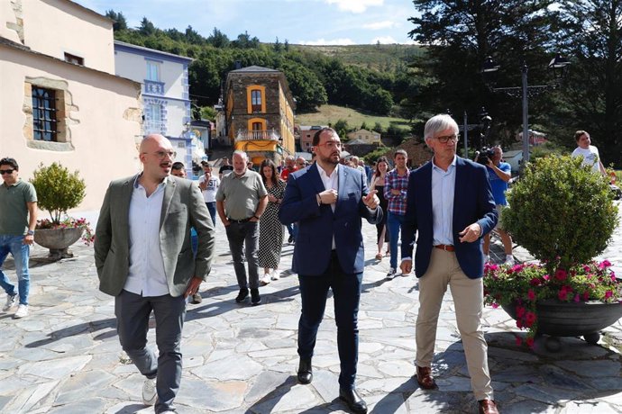 El presidente del Principado de Asturias, Adrián Barbón, en Santa Eulalia de Oscos