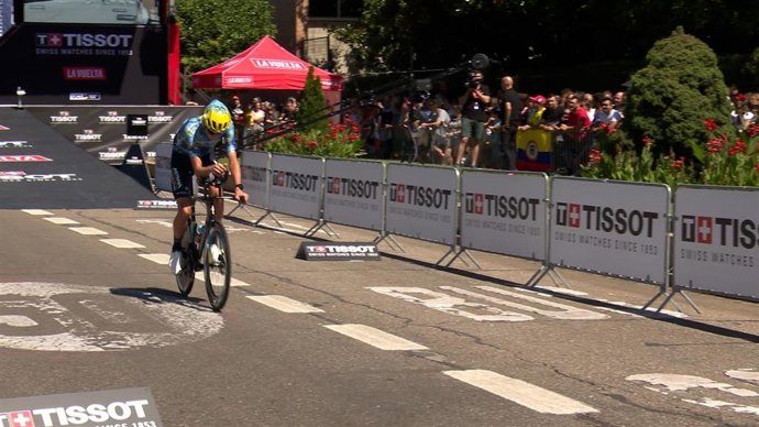 El ciclista australiano Callum Scotson, primero en tomar la salida en la Contrarreloj individual de La Vuelta en Valladolid.