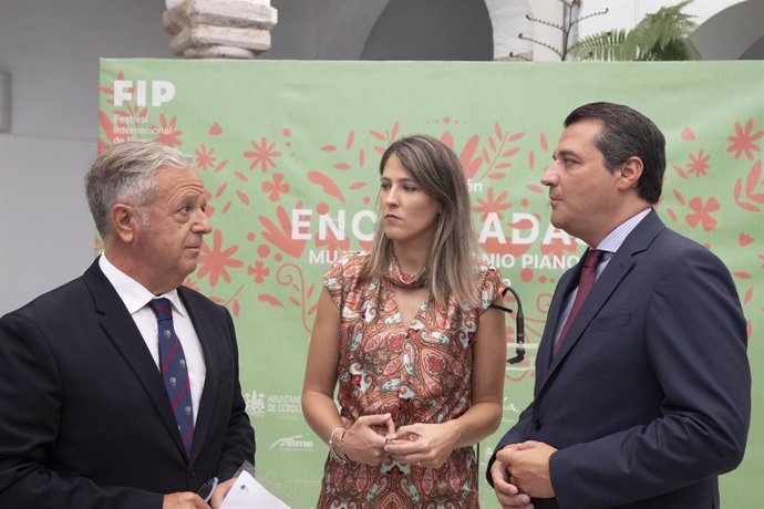 El presidente de la Diputación de Córdoba, Salvador Fuentes (izda.); el alcalde, José María Bellido, y María Dolores Gaitán en la presentación del Festival Internacional de Piano Guadalquivir.