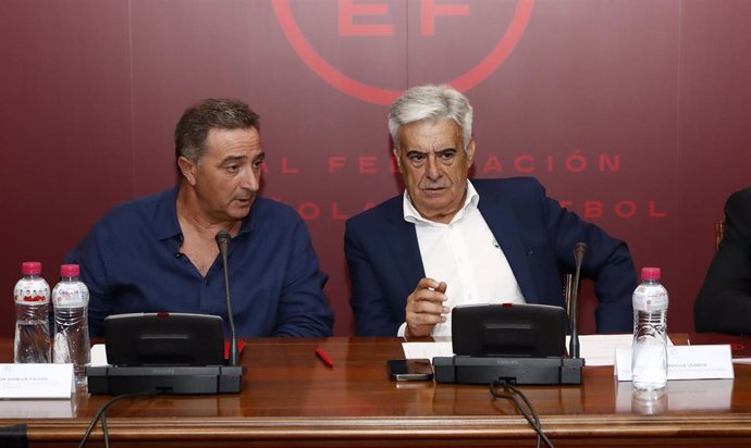 El presidente de la RFEF en funciones, Pedro Rocha (a la derecha)