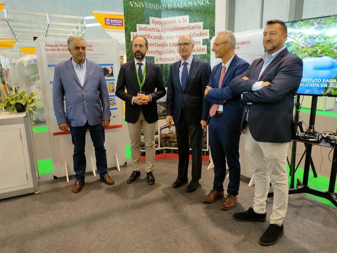 Representantes de la Diputación y la Universidad de Salamanca en la visita a 'Salamaq 23'