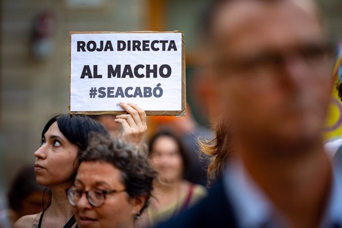 Una mujer sujeta una pancarta durante una concentración para pedir la destitución del presidente de la RFEF, en la plaza Sant Jaume, a 4 de septiembre de 2023, en Barcelona, Catalunya (España).  Organizada por la Plataforma Unitria contra les Violncie
