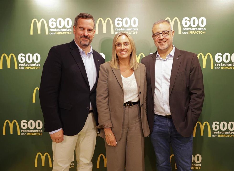 El franquiciado, Ignacio López, la alcaldesa de Granada, Marifrán Carazo, y el presidente de Mcdonalds España, Luis Quintiliano