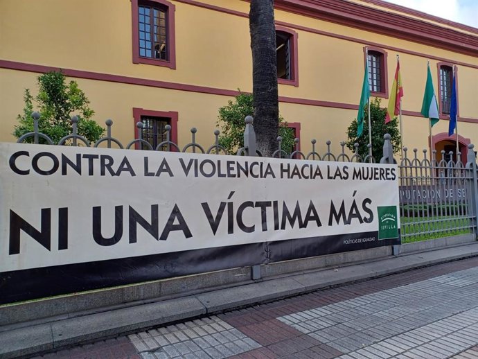 Pancarta reivindicativa contra la violencia machista en la Diputación de Sevilla