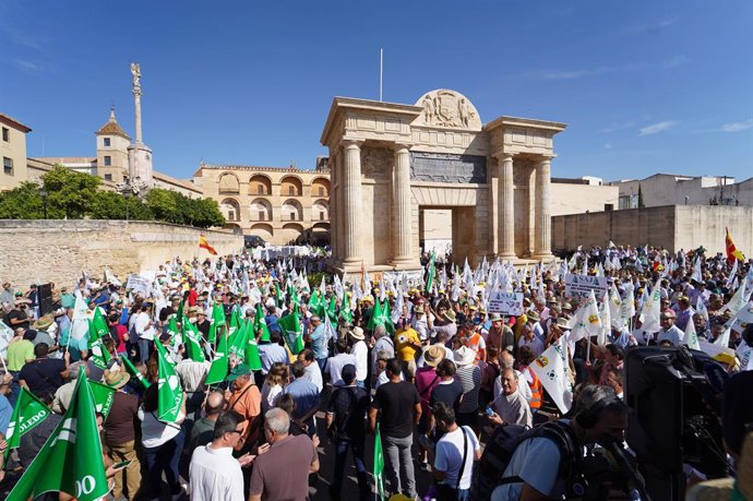 Manifestación en protesta por el impacto de las políticas de la UE en el campo andaluz y con ocasión de la reunión de los ministros de Agricultura europeos.