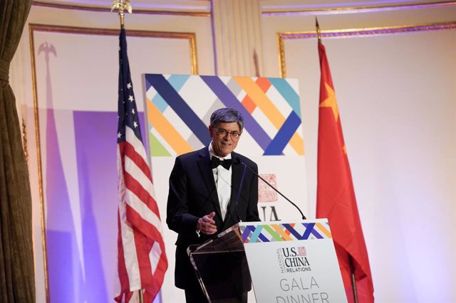 Archivo - NEW YORK, Oct. 27, 2022  -- Chair of the National Committee on U.S.-China Relations (NCUSCR) and former U.S. Secretary of the Treasury Jacob J. Lew speaks at the annual Gala Dinner of the NCUSCR in New York, the United States, Oct. 26, 2022. TO 