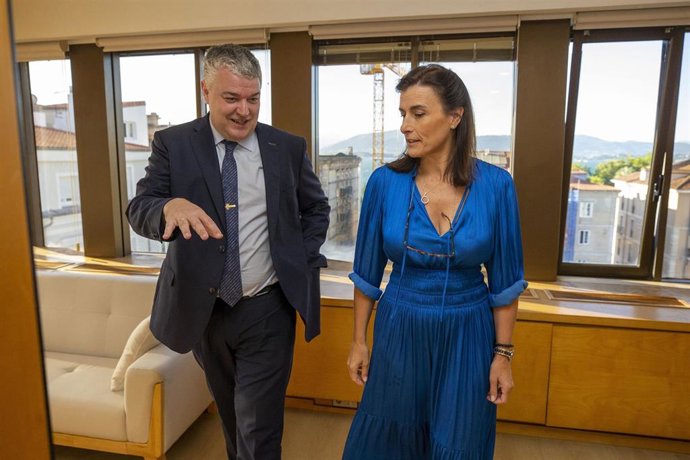 El consejero de Economía, Hacienda y Fondos Europeos, Luis Ángel Agüeros, recibe a la alcaldesa de Santander, Gema Igual