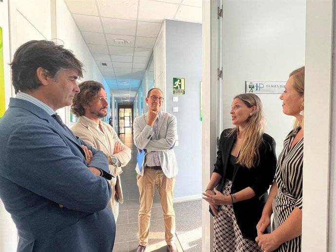 El director general de Fomento del Emprendimiento y la Formación Continua de la Junta, Javier González, durante la visita que ha realizado al CADE de la capital onubense, acompañado del director de Andalucía Emprende, Daniel Escacena.