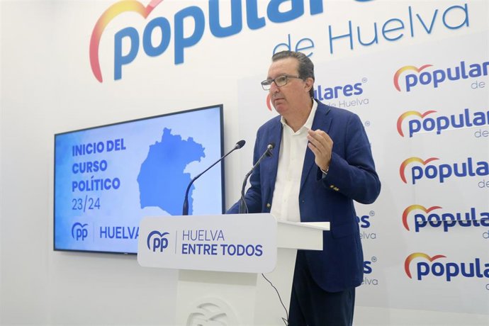 El presidente del PP de Huelva, Manuel Andrés González, en rueda de prensa.
