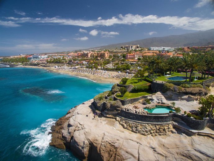 Archivo - Playa de El Duque, en Costa Adeje