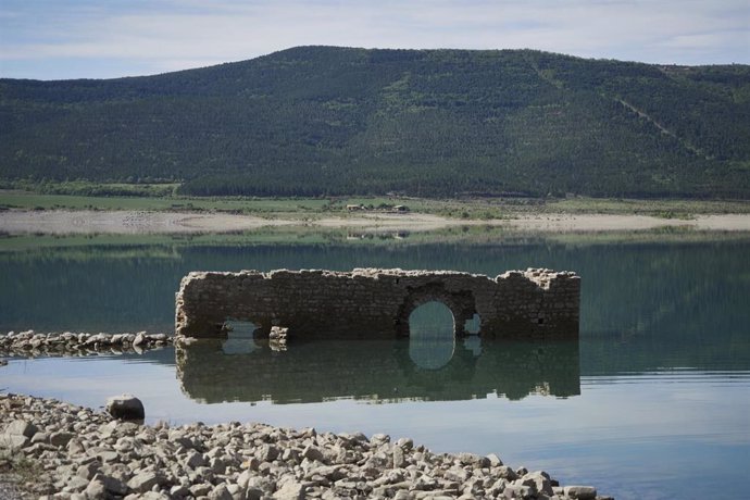 Archivo - Surgen a la superficie parte de las termas romanas que se encontraban bajo el agua en el pantano de Yesa, a 27 de abril de 2023, en Yesa, Navarra (España). Los embalses navarros almacenan actualmente 646 hectómetros cúbicos de agua, dejando la