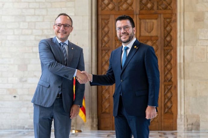 El presidente de la Generalitat, Pere Aragons, y el jefe de Gobierno de Andorra, Xavier Espot, en un encuentro bilateral en el Palau de la Generalitat
