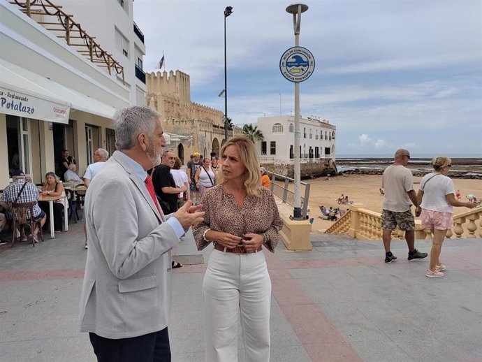 Almudena Martínez con el alcalde de Chipiona.