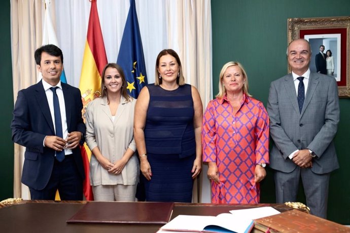 La presidenta del Parlamento de Canarias, Astrid Pérez, junto a los nuevos diputados y diputadas de la Cámara