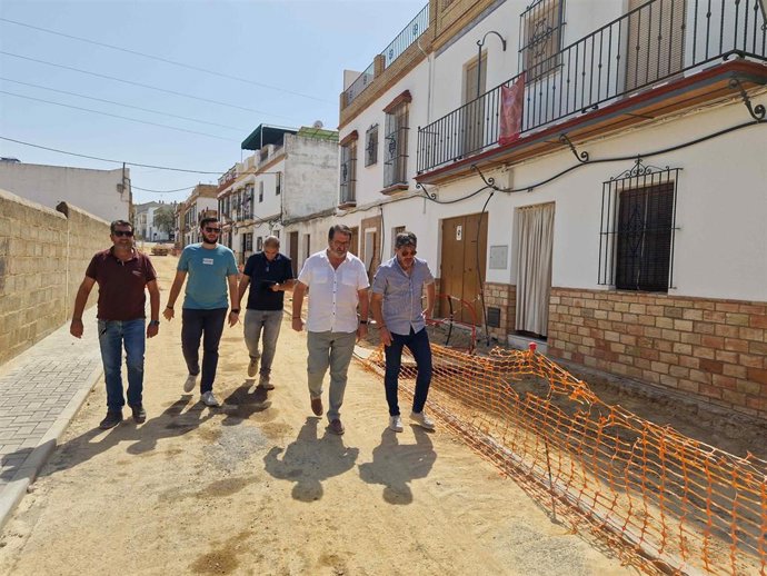El alcalde y los concejales de Obras y de Infraestructuras visitan las obras en la calle Nuestra Señora de la Amargura.