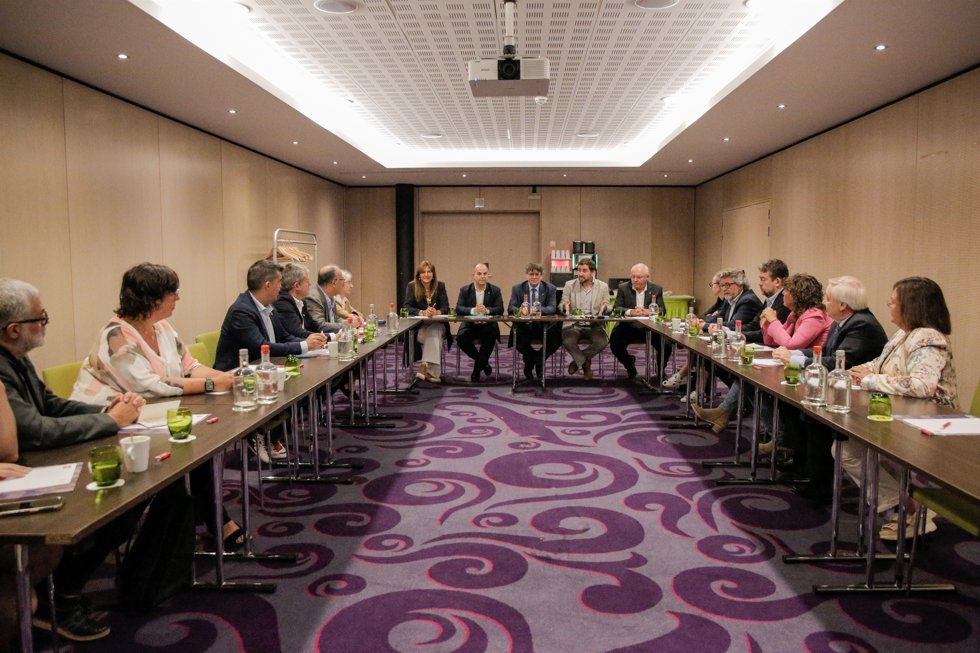 El expresidente de la Generalitat Carles Puigdemont reunido con representantes de su partido, de ERC, la CUP y otros partidos y entidades