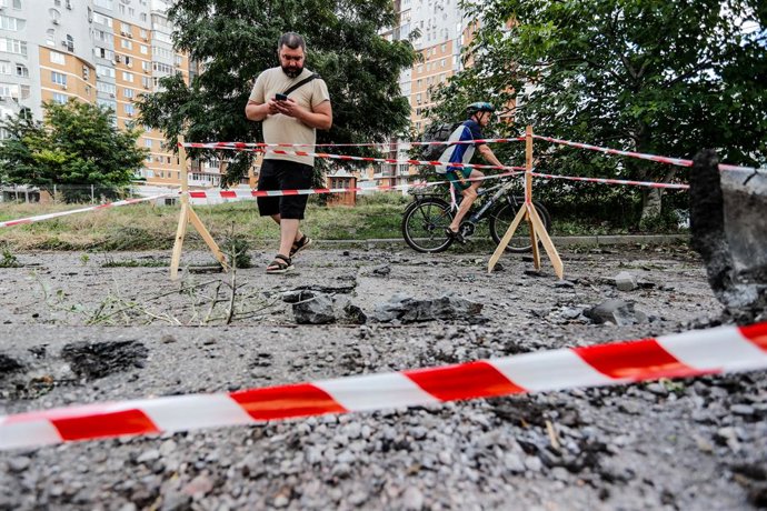 Archivo - August 8, 2022, Kharkiv, Kharkiv, Ukraine: A man cordons off a location where a man died in a Russian cluster-bomb attack Monday morning local time in Kharkiv outside a residential area, amid the Russian invasion of Ukraine. Moscow continues t