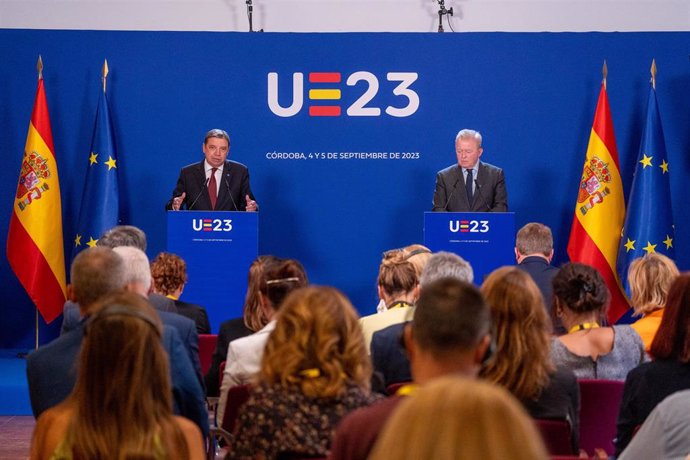 El ministro de Agricultura, Pesca y Alimentación en funciones, Luis Plana (i), y el comisario de Agricultura y Desarrollo Rural de la UE, Janusz Wojciechowski (d), en la rueda de prensa  tras las sesiones de trabajo de la RIM.