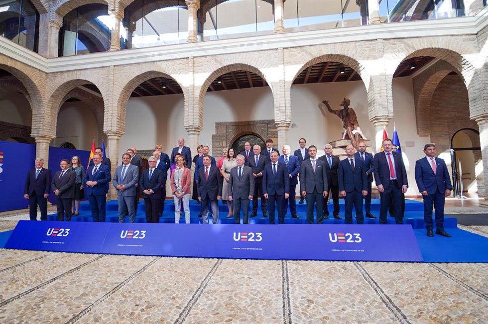 El ministro de Agricultura, Pesca y Alimentación en funciones, Luis Plana (7i), junto al comisario de Agricultura y Desarrollo Rural de la UE, Janusz Wojciechowski (7c), en la foto de familia  tras la sesiones de trabajo de la RIM, a 05 de septiembre de