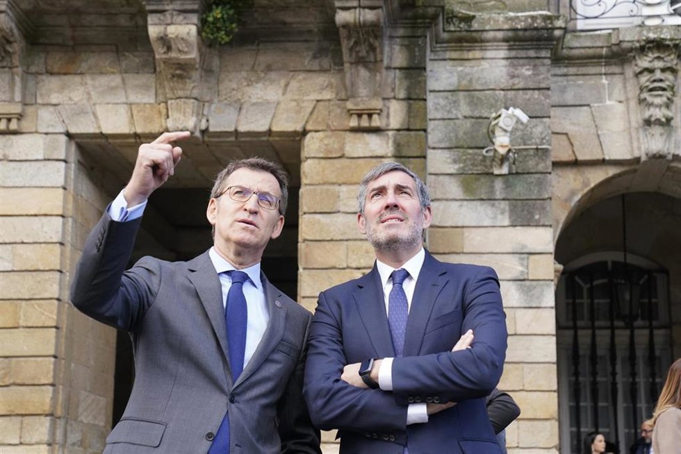 Archivo - Encuentro en 2019 de Alberto Núñez Feijóo (i), cuando era presidente de la Xunta, con el también entonces presidente de Canarias, Fernando Clavijo (d). En el Pazo de Raxoi, en Santiago de Compostela.
