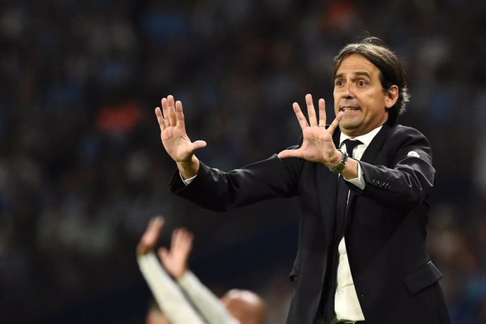 Archivo - 10 June 2023, Turkey, Istanbul: Inter Milan manager Simone Inzaghi gestures on the touchline during the UEFA Champions League Final soccer match between Manchester City FC and Inter Milan at the Ataturk Olympic Stadium. Photo: Massimo Paolone/