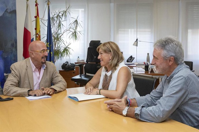 El consejero de Salud, César Pascual (izda), recibe a la alcaldesa de Polanco, Rosa Díaz