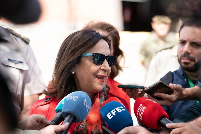 La ministra de Defensa, Margarita Robles ofrece declaraciones a los medios durante su visita al Centro de Formación de Tropa n 1 (CEFOT-1), en el Campamento de Santa Ana, a 4 de septiembre de 2023, en Cáceres, Extremadura (España). El objetivo de la vi