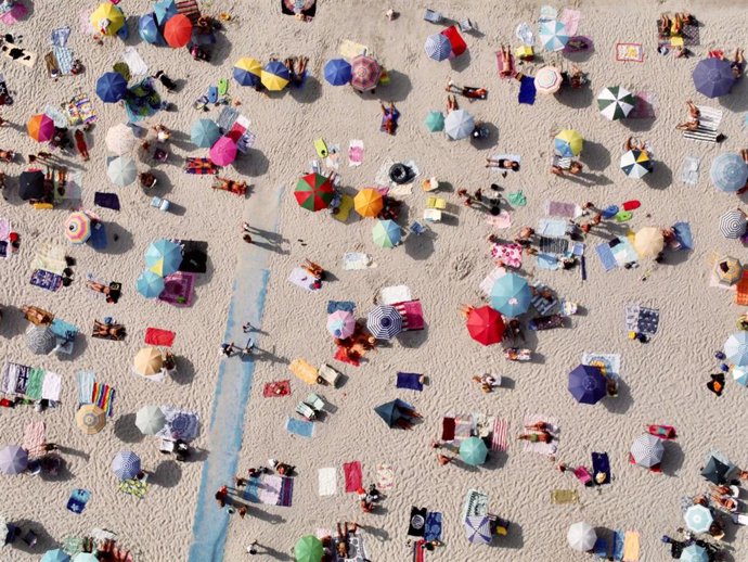 Imagen aérea de la playa de Patos, a 22 de agosto de 2023, en Nigrán, Pontevedra, Galicia (España). La Xunta activó ayer, 21 de agosto, la alerta por un episodio de calor esta semana, que se corresponde con la cuarta ola de calor del verano en España. E