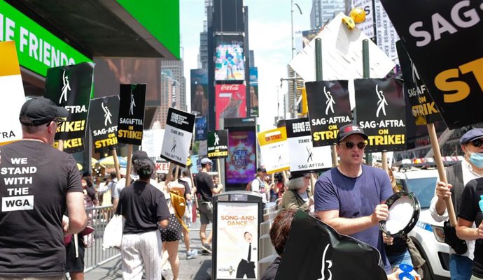 Archivo - 14 July 2023, US, New York: Members of the SAG-AFTRA union protest in Times Square in front of Rockefeller Center in New York for better pay and regulations on the use of artificial intelligence.