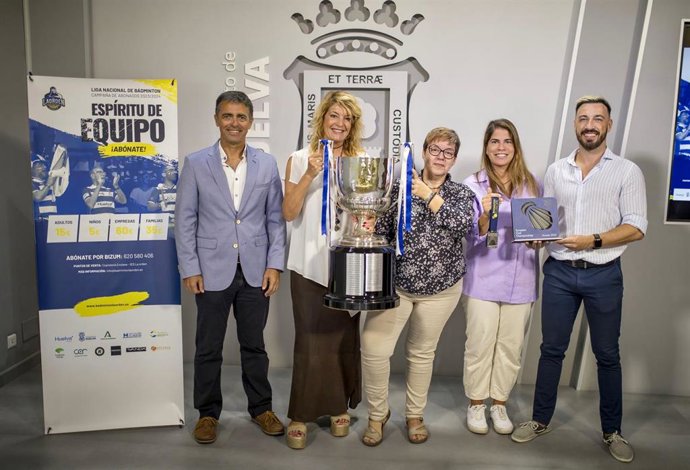 Presentación en el Ayuntamiento de Huelva de la campaña de abonado del IES La Orden de Bádminton.