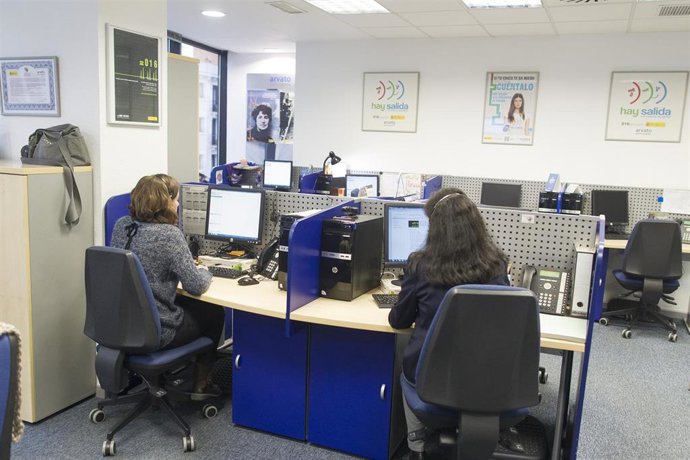 Archivo - Trabajadoras del servicio 016 contra la violencia de género.