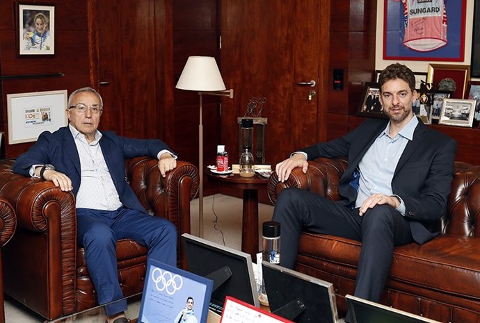 Archivo - Alejandro Blanco y Pau Gasol, en una reunión.