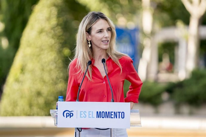 Archivo - La diputada y candidata número 6 al Congreso de los Diputados por Madrid, Cayetana Álvarez de Toledo, durante un encuentro de campaña para las elecciones del 23J, en el Parque Finca Liana, a 12 de julio de 2023, en Móstoles, Madrid (España). E