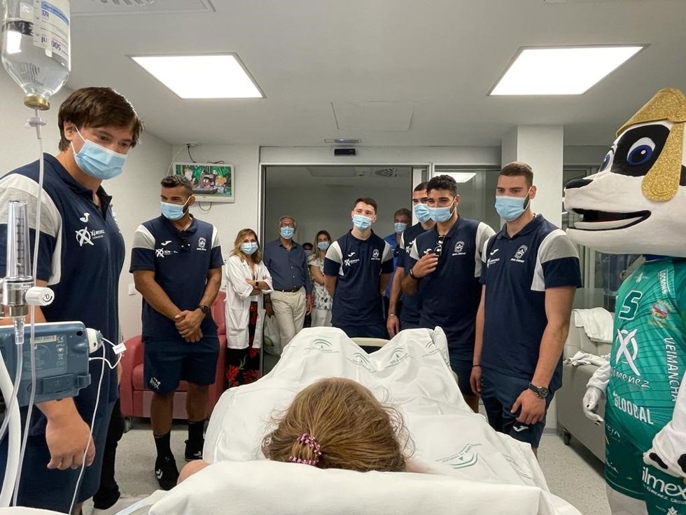 Jugadores del Club Balonmano Ángel Ximénez Puente Genil en su visita a niños ingresados en el Reina Sofía.