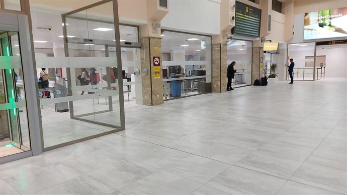 Archivo - Control de pasajeros del Federico García Lorca, en imagen de archivo