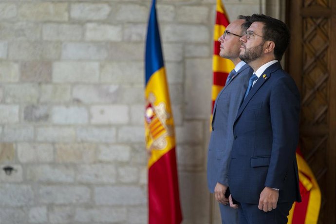 El jefe de Gobierno de Andorra, Xavier Espot, y el presidente de la Generalitat de Catalunya, Pere Aragons, a su llegada a una reunión en el Palau de la Generalitat