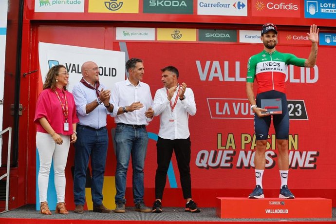El ciclista italiano Filippo Ganna en el podio de honor de La Vuelta 23 en Valladolid junto a los exciclistas Óscar Pereiro y Miguel Indurain, el alcalde de la ciudad, Jesús Julio Carnero, y la consejera de Movilidad, María González Corral.