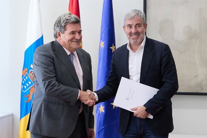 El ministro de Inclusión, Seguridad Social y Migraciones en funciones, José Luis Escrivá, se reunió este martes con el presidente del Gobierno de Canarias, Fernando Clavijo, en Madrid, para afrontar el futuro de las políticas migratorias en las islas.