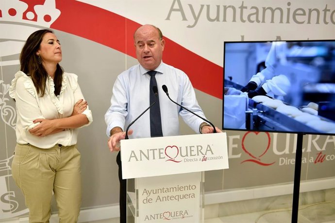 El alcalde de Antequera (Málaga), Manuel Barón, y la teniente de alcalde delegada de Turismo, Ana Cebrián, sobre la candidatura a Capital Española de la Gastronomía.