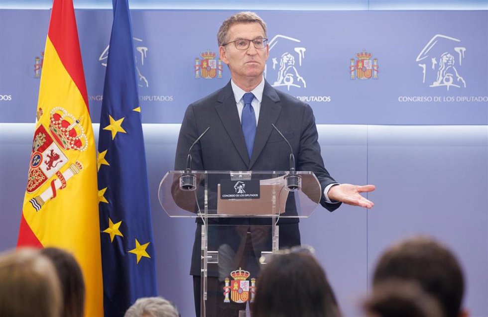 El presidente del PP, Alberto Núñez Feijóo, durante una rueda de prensa, posterior a la reunión con su homólogo de VOX, en el Congreso de los Diputados, a 5 de septiembre de 2023, en Madrid (España). El líder del Partido Popular, Alberto Núñez Feijóo, h